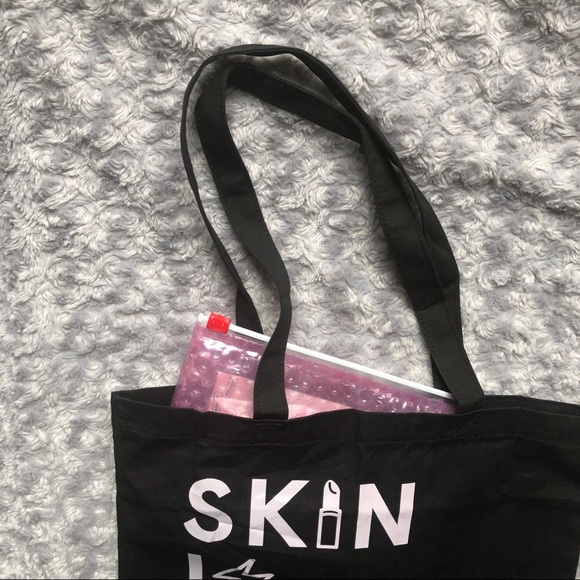 🆕 GLOSSIER Black Canvas Tote Bag "Skin is In" - Picture 5 of 8